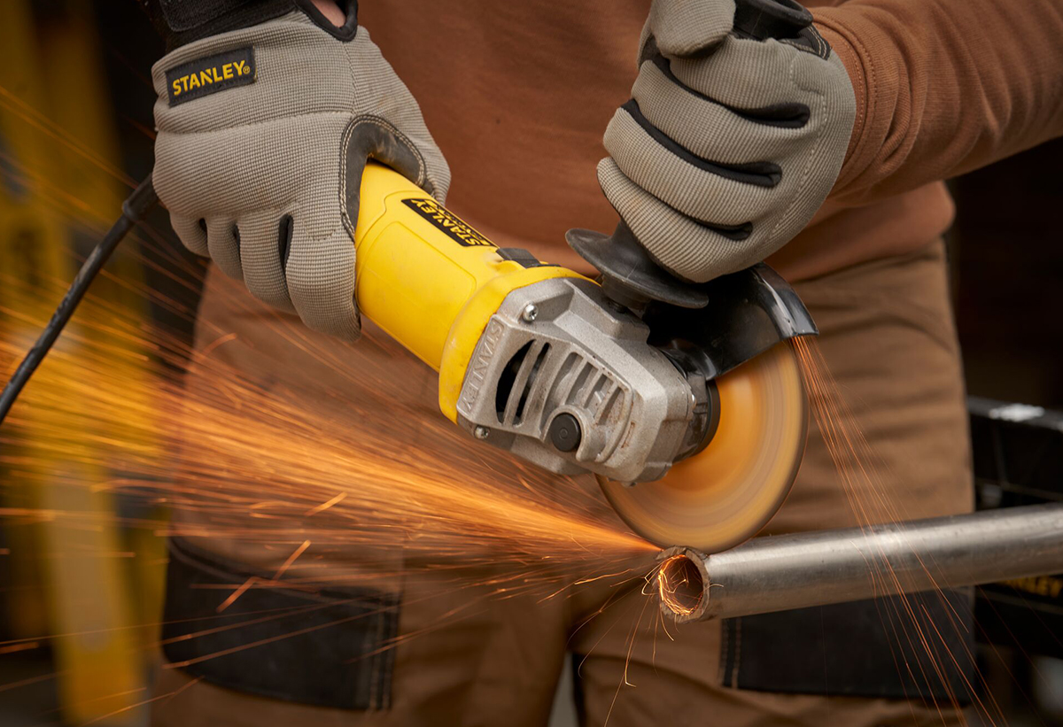 Απεικονίζεται η χρήση του εργαλείου σε σιδερένιο σωλήνα.